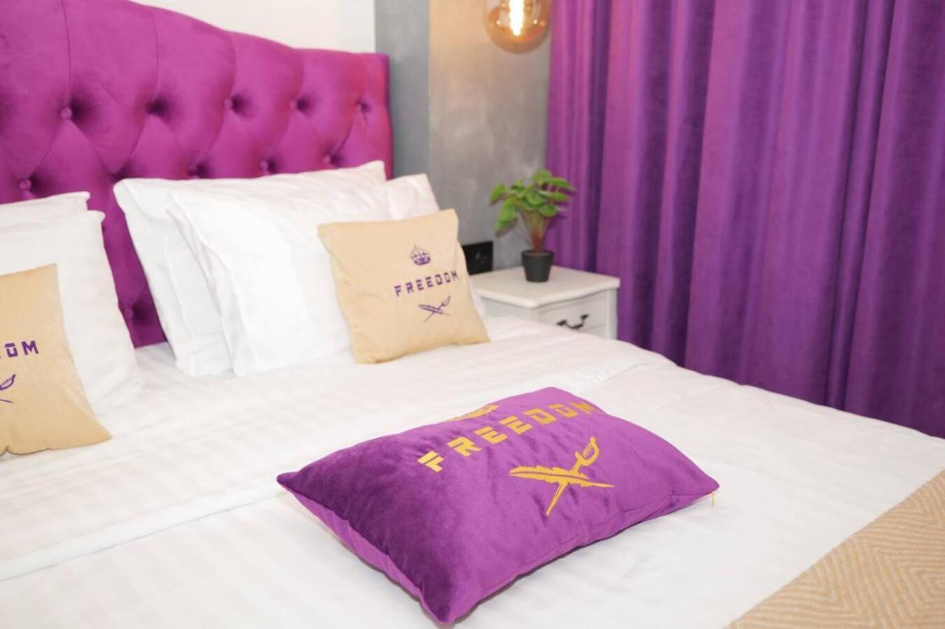 Freedom Apartments In City Center Kiev Buitenkant foto